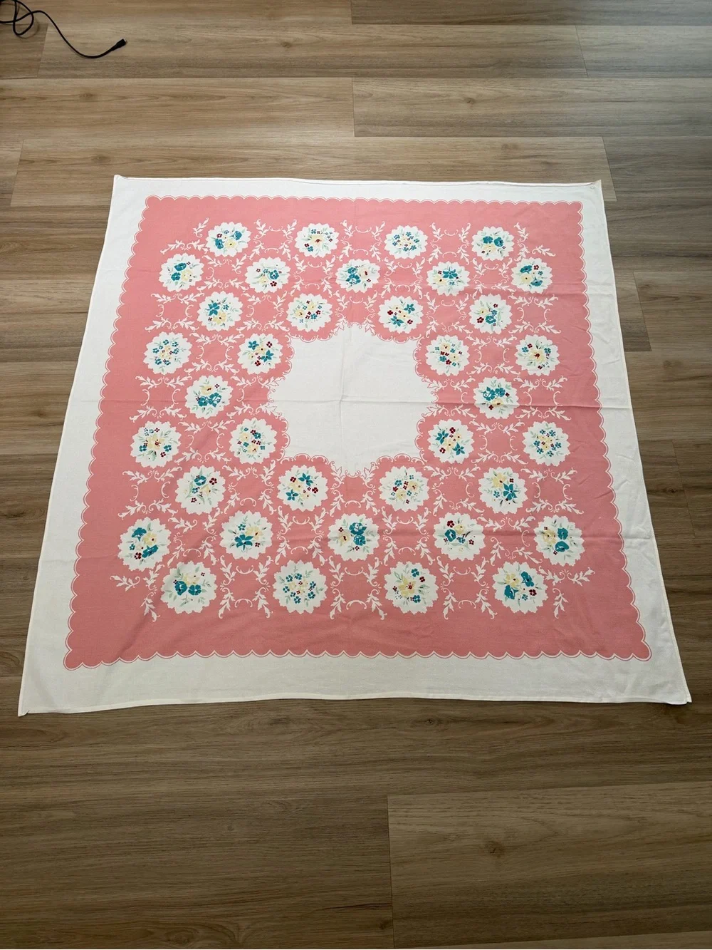 πΈ Gorgeous Vintage Mid-Century Floral Tablecloth πΈ - Picture 5 of 5